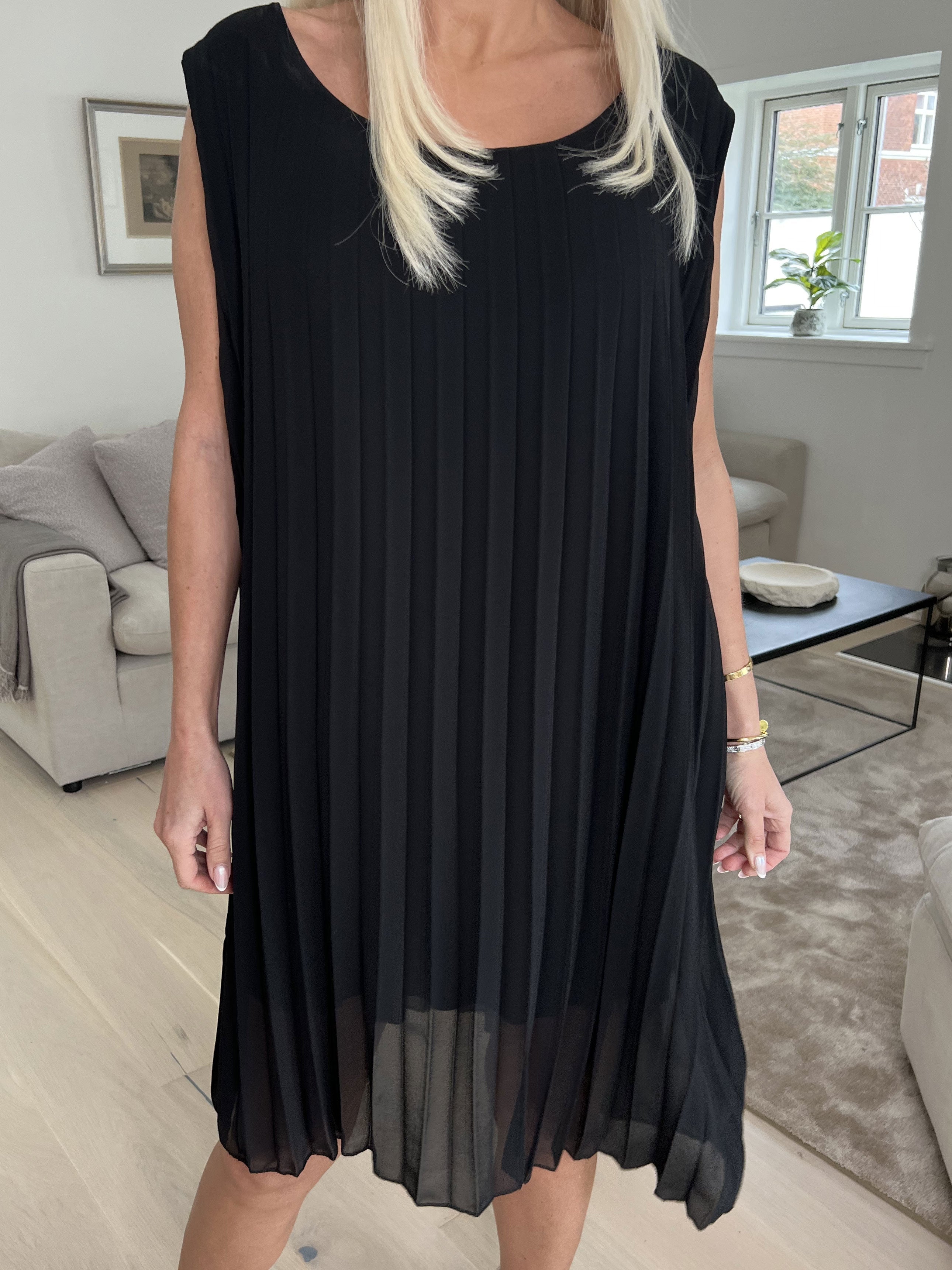 Saline - Söt ärmlös klänning i plisserad chiffong